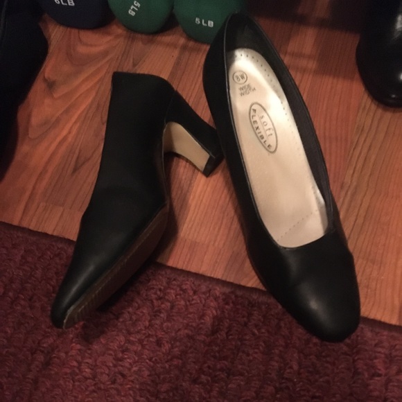 Shoe - Picture 1 of 2